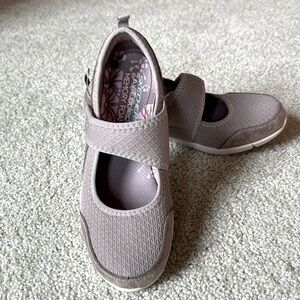 Women’s Skechers shoes. Taupe. Size 7